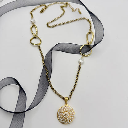 Collar artesanal EOS UPCYCLING  hecho a mano con botón de marca de lujo recuperado. Estilo chic y atemporal. 
