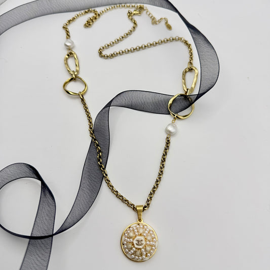 Collar artesanal EOS UPCYCLING  hecho a mano con botón de marca de lujo recuperado. Estilo chic y atemporal. 
