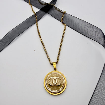 Joya artesanal sostenible con botón CHANEL reciclado, hecho a mano por EOS UPCYCLING. Una pieza elegante y original