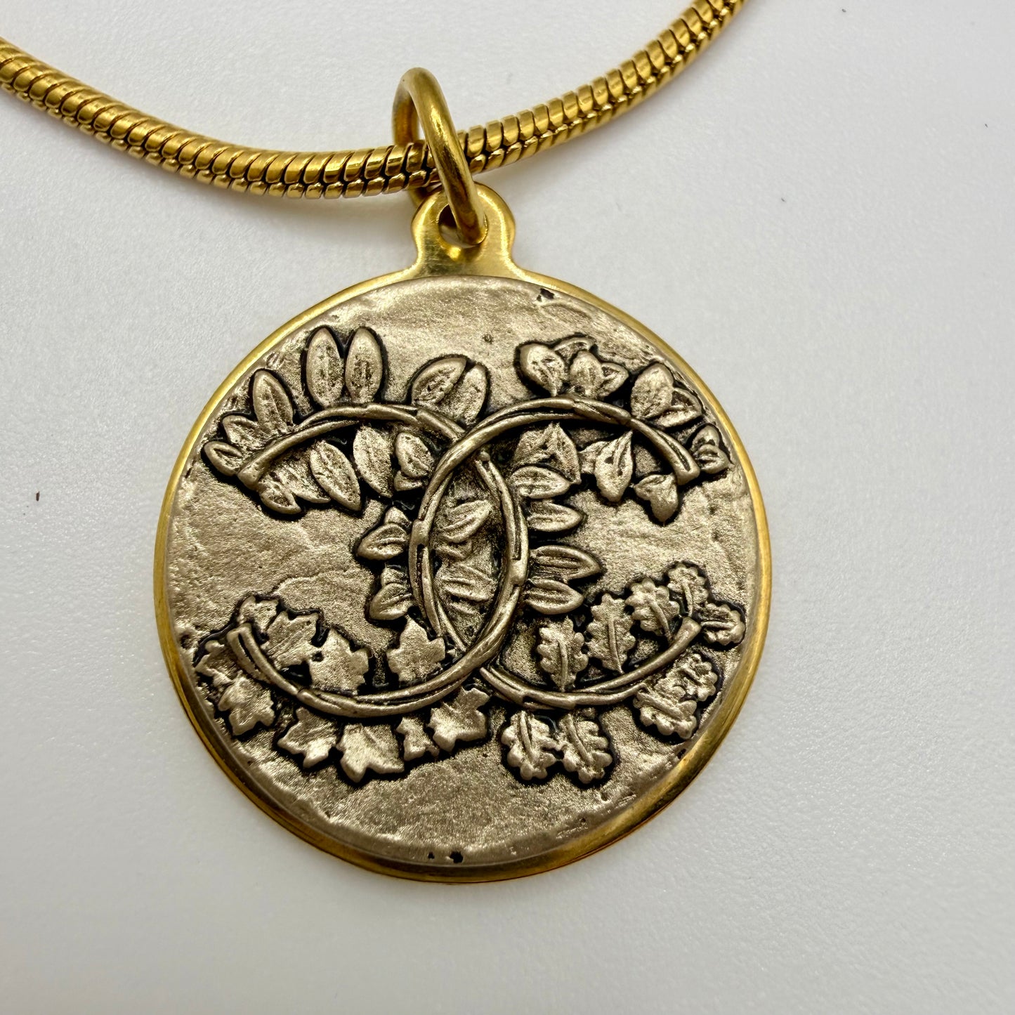  Detalle del botón de alta costura recuperado y reciclado en collar artesanal HESTIA, hecho a mano por EOS UPCYCLING.