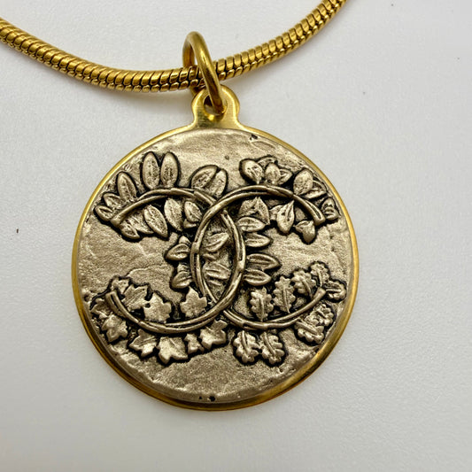  Detalle del botón de alta costura recuperado y reciclado en collar artesanal HESTIA, hecho a mano por EOS UPCYCLING.