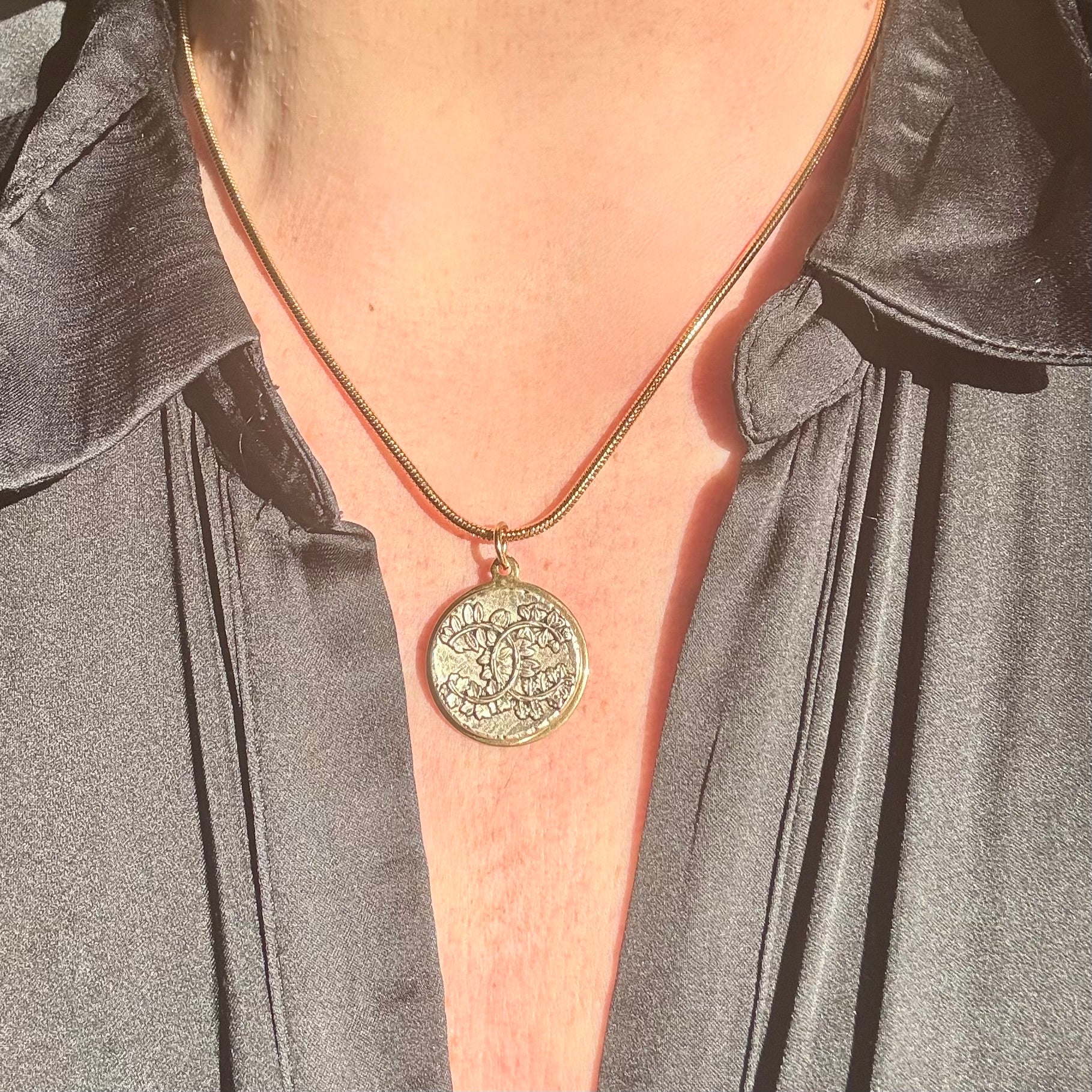 Joya artesanal EOS UPCYCLING, elegante y sostenible. Un regalo personalizado y original para una mujer con estilo. 