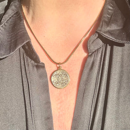 Joya artesanal EOS UPCYCLING, elegante y sostenible. Un regalo personalizado y original para una mujer con estilo. 