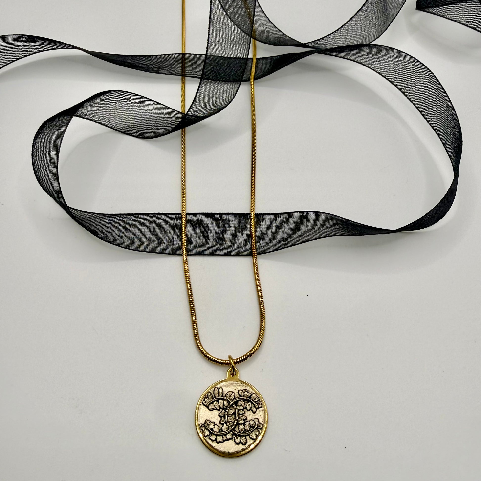 Collar artesanal HESTIA,  pieza hecha a mano por EOS UPCYCLING.
