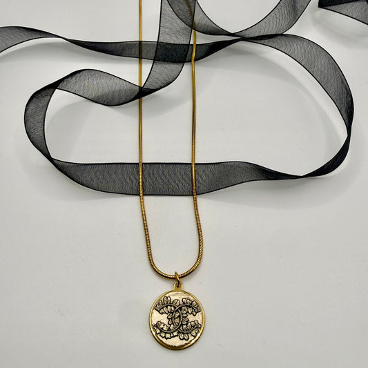 Collar artesanal HESTIA,  pieza hecha a mano por EOS UPCYCLING.
