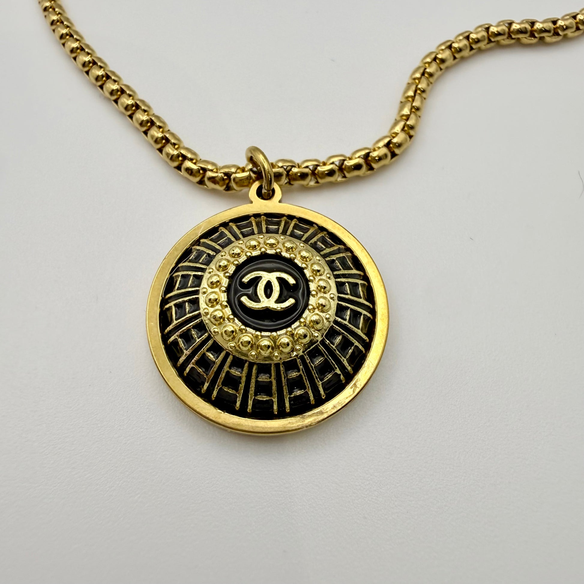  Detalle del botón de alta costura recuperado en collar artesanal HISMINAS hecho a mano por EOS UPCYCLING.
