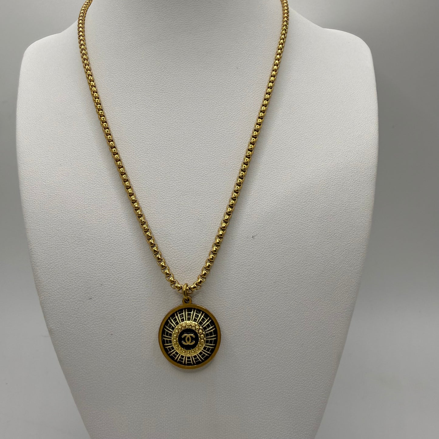 Cadena Veneciana redonda en collar artesanal con un botón recuperado de una marca de lujo. Estilo elegante para regalar a una mujer. 