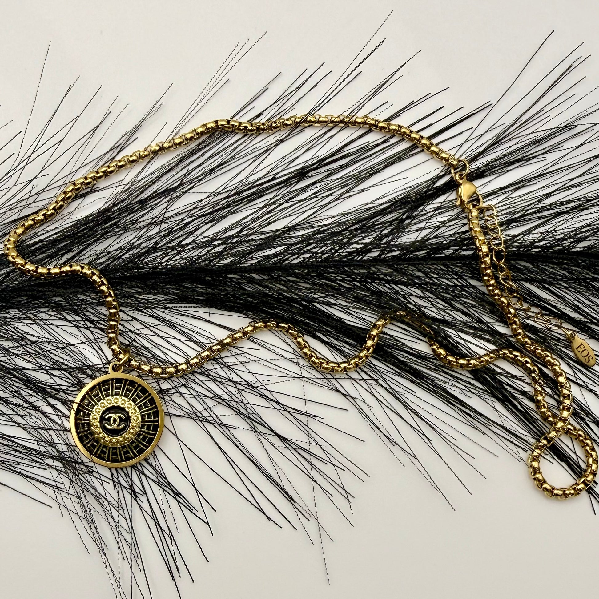 Collar artesanal HISMINAS, joya única y sostenible, una creación única por EOS UPCYCLING.
