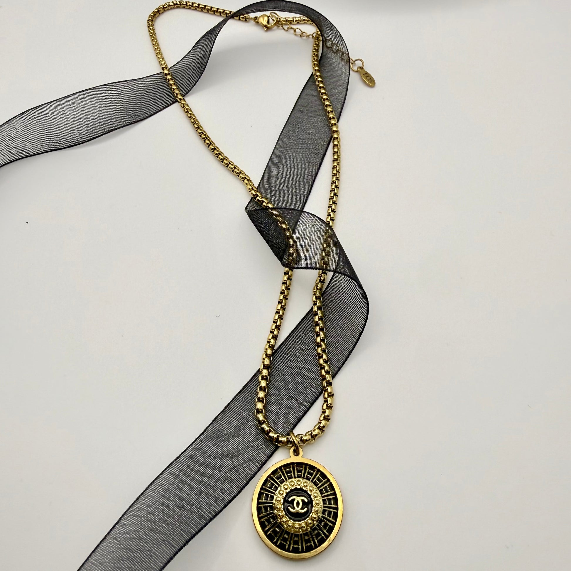  Collar artesanal EOS UPCYCLING  hecho a mano con botón de marca de lujo recuperado.