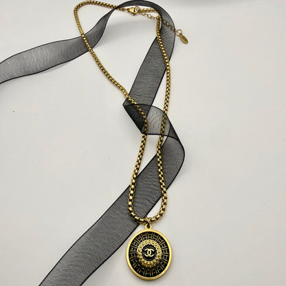  Collar artesanal EOS UPCYCLING  hecho a mano con botón de marca de lujo recuperado.