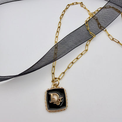 Collar artesanal EOS UPCYCLING  hecho a mano con botón de marca de lujo recuperado.