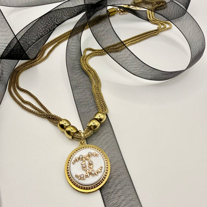 Collar artesanal ITACA hecho a mano con botón CHANEL recuperado
