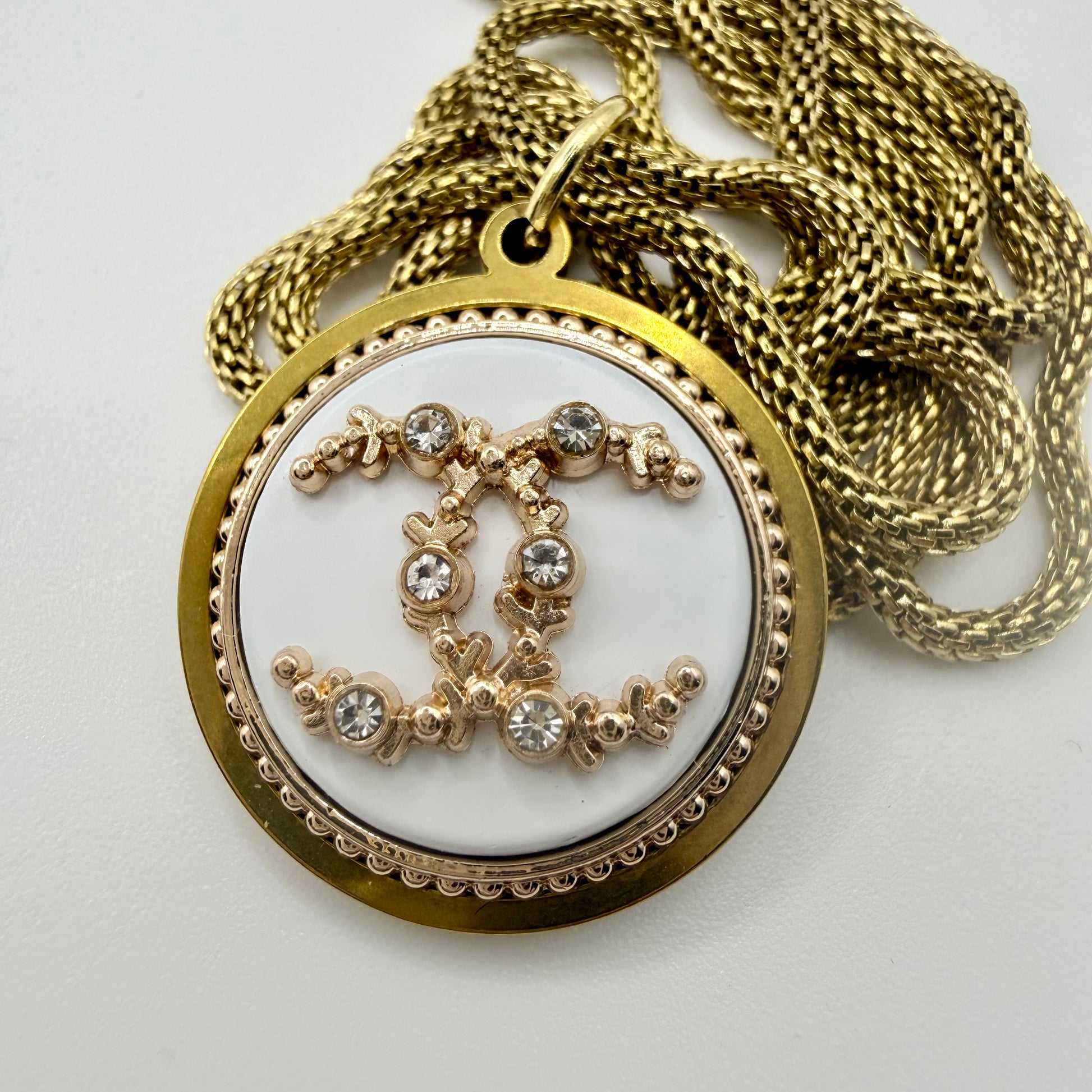 Detalle del botón CHANEL en collar artesanal ITACA.