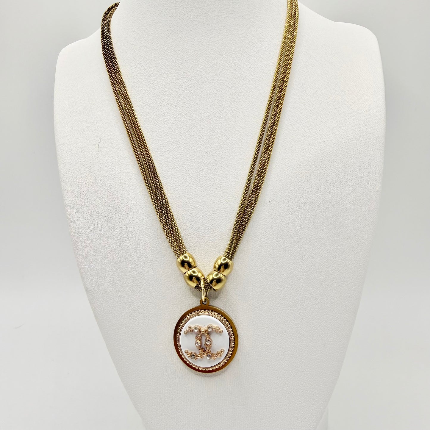 Joya artesanal sostenible con botón CHANEL