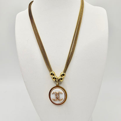 Joya artesanal sostenible con botón CHANEL