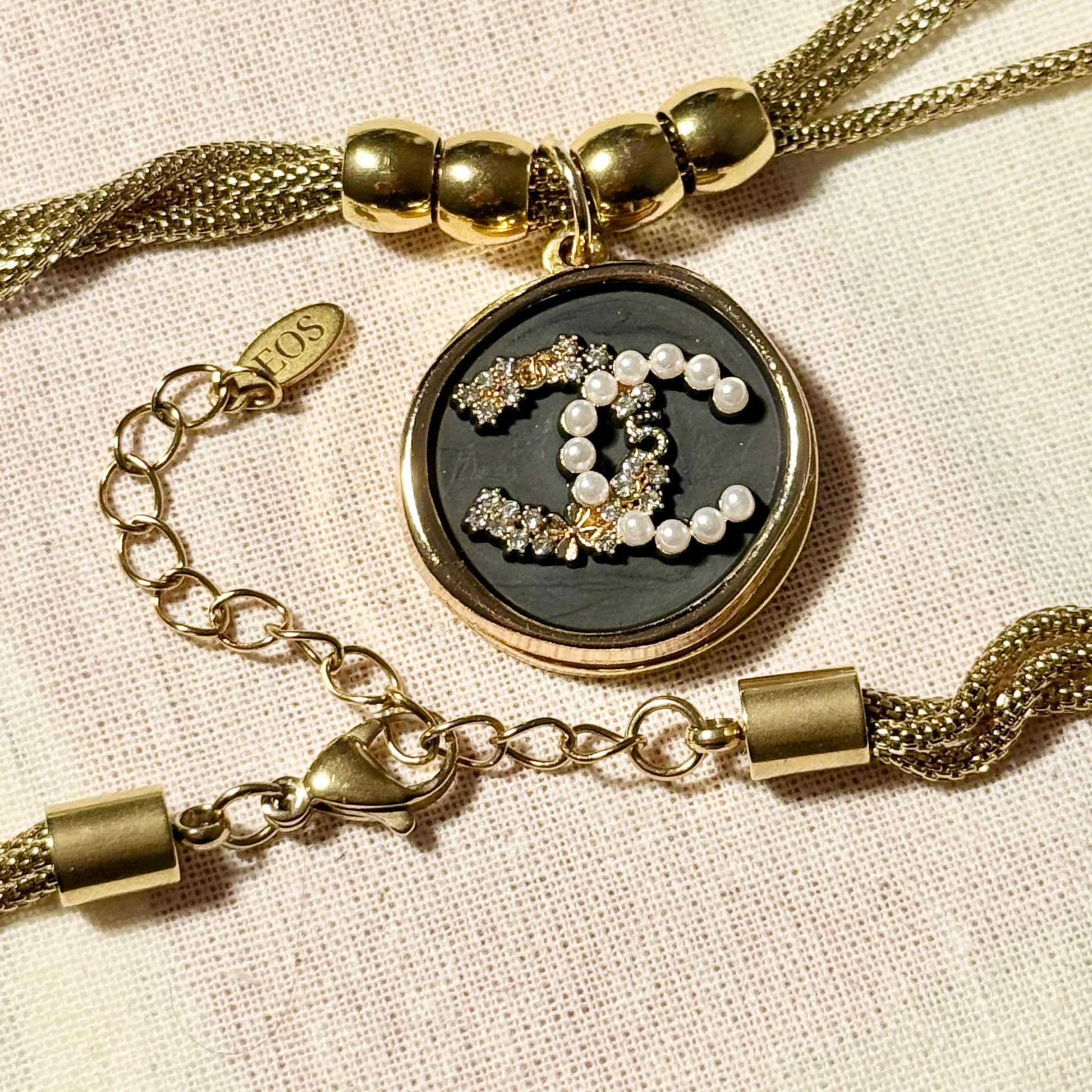 Joya artesanal GAIA con botón CHANEL