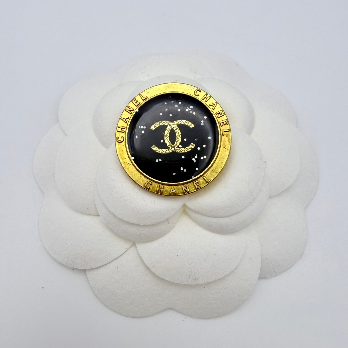 Botón recuperado de prenda de alta costura Chanel para darle otra vida en un collar hecho a mano. 
