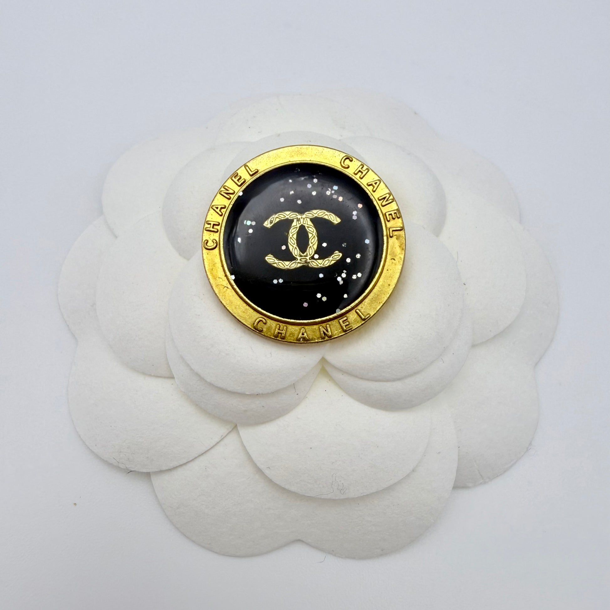 Botón recuperado de prenda de alta costura Chanel para darle otra vida en un collar hecho a mano. 