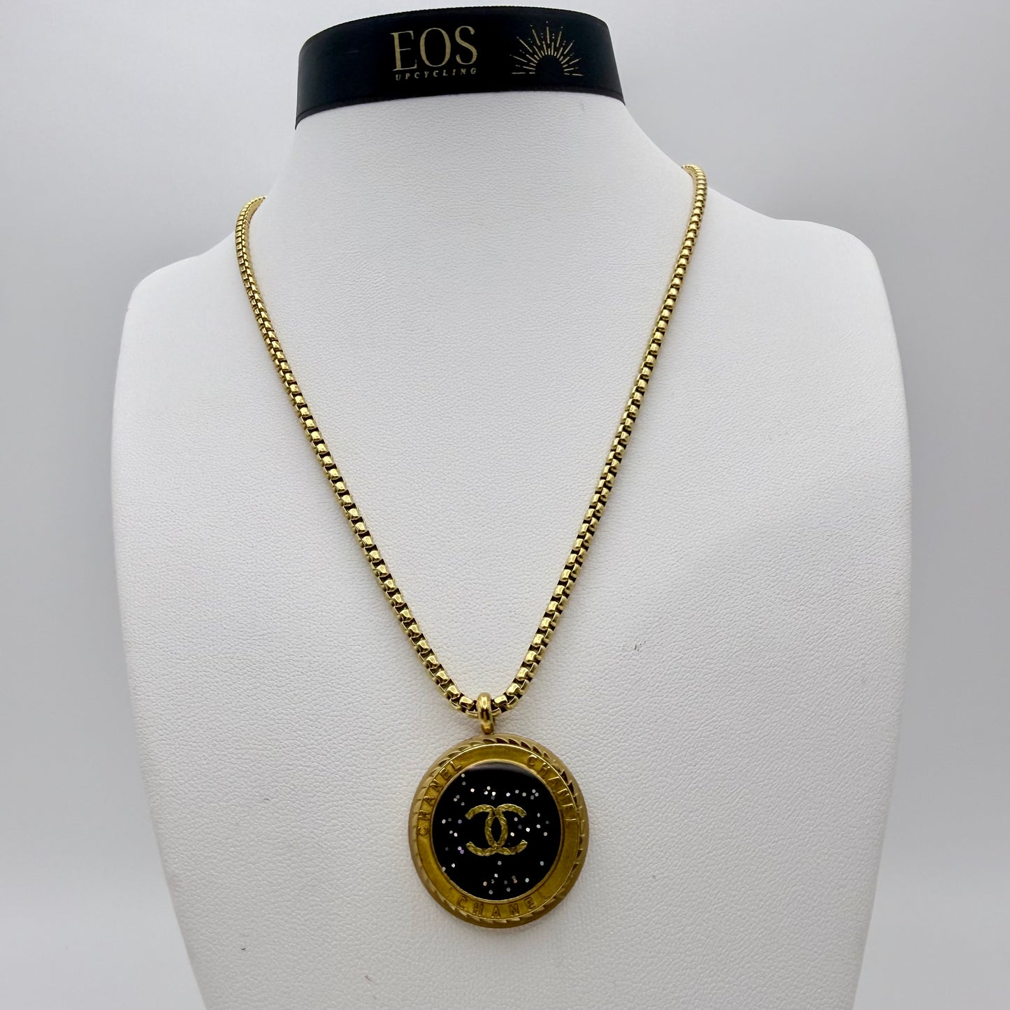 Una pieza única y original : un collar con cadena veneciana redonda que lleva un colgante muy llamativo, un botón de alta costura Chanel recuperado de una chaqueta usada. Un regalo sostenible, original y personalizado. 