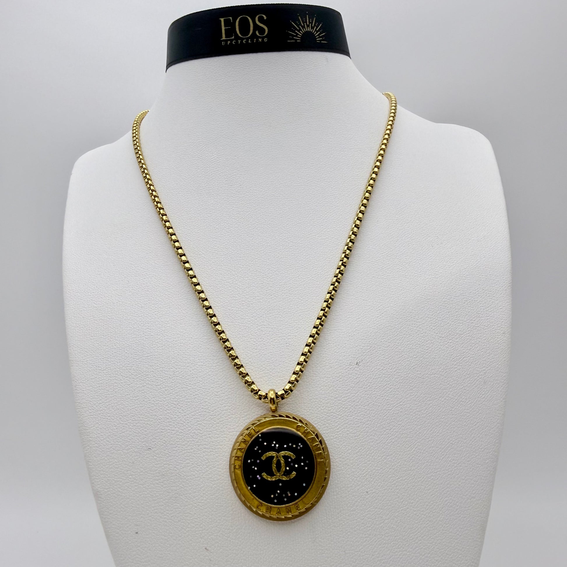 Una pieza única y original : un collar con cadena veneciana redonda que lleva un colgante muy llamativo, un botón de alta costura Chanel recuperado de una chaqueta usada. Un regalo sostenible, original y personalizado. 
