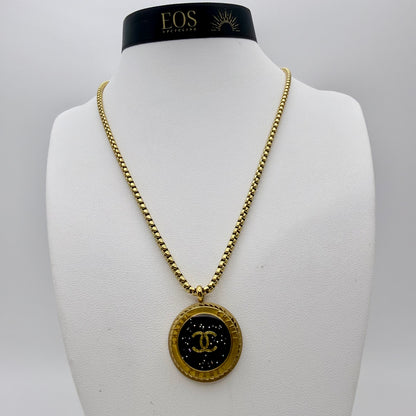 Una pieza única y original : un collar con cadena veneciana redonda que lleva un colgante muy llamativo, un botón de alta costura Chanel recuperado de una chaqueta usada. Un regalo sostenible, original y personalizado. 