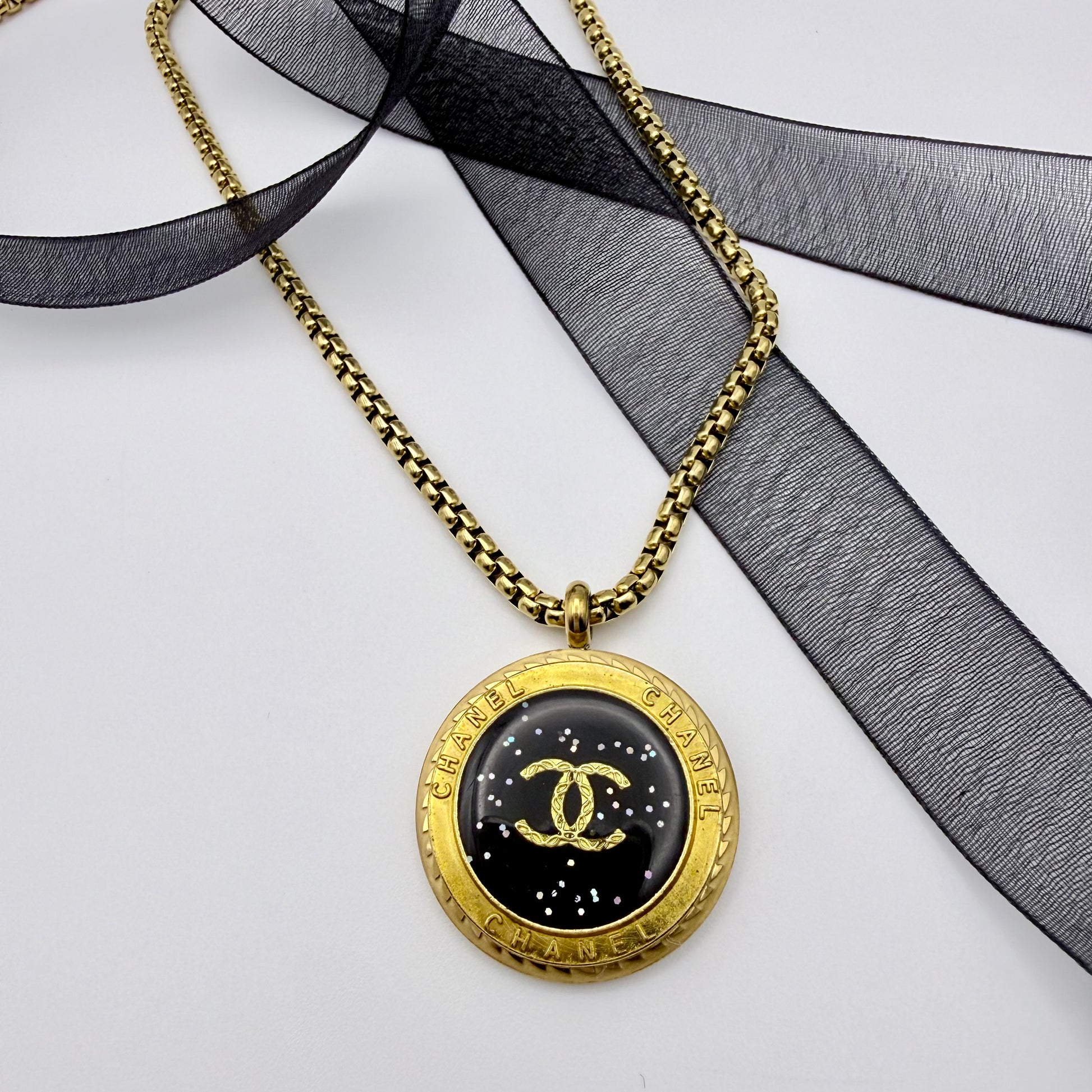 Collar artesanal hecho a partir de un botón Chanel recuperado . Un regalo original y personalizado. 