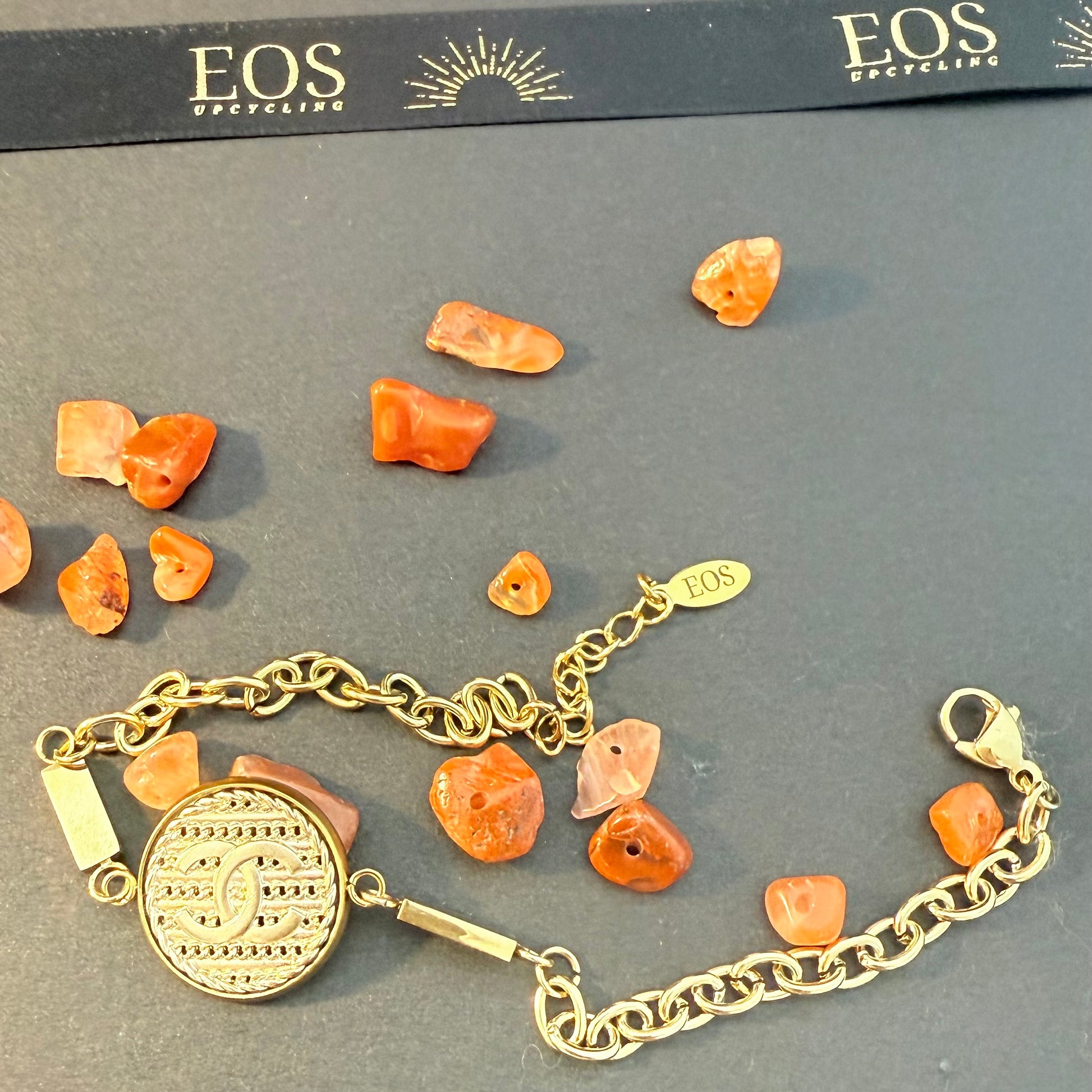 Pulsera artesanal EOS UPCYCLING hecha a mano con botón CHANEL recuperado