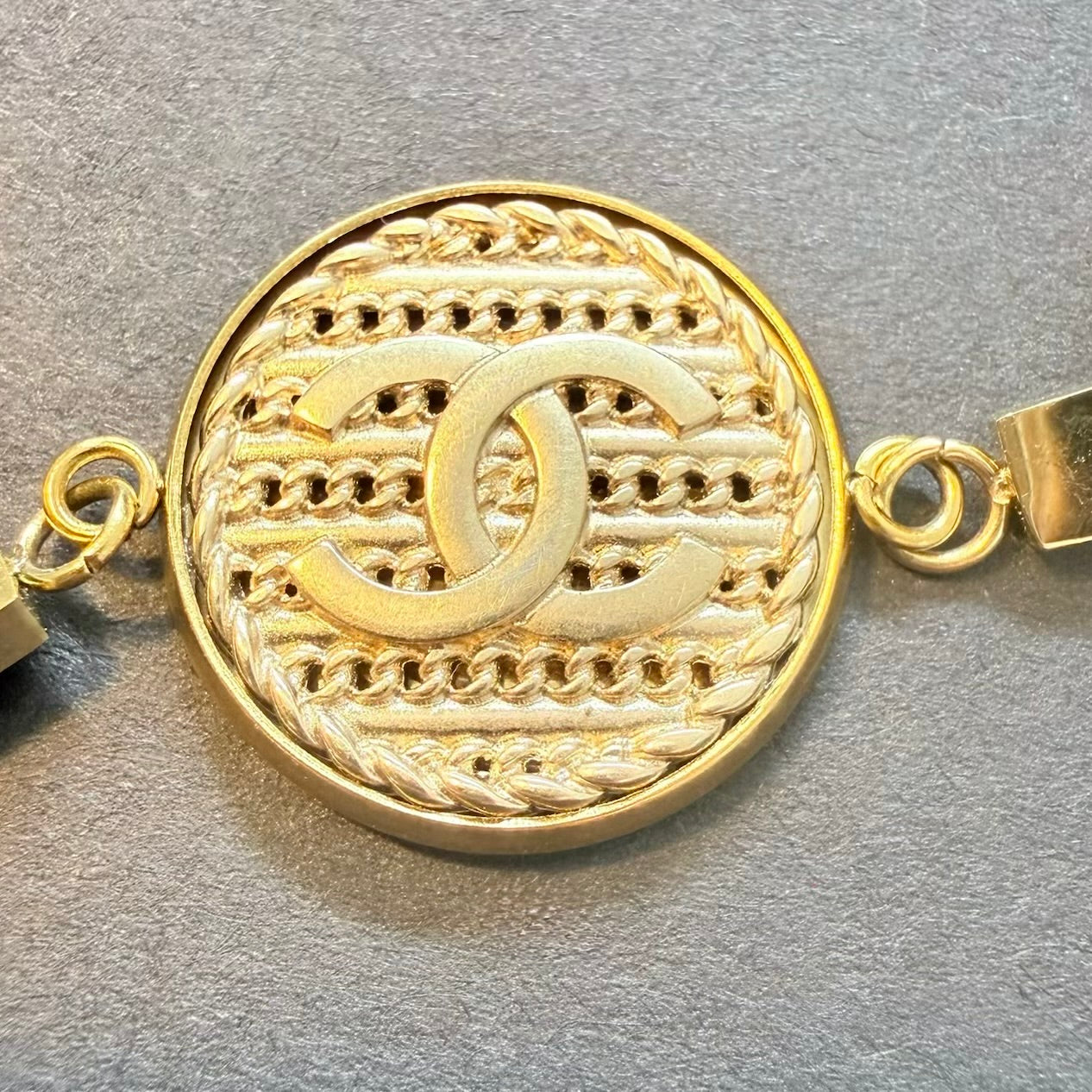 Detalle del botón CHANEL recuperado en collar artesanal LEMNOS creada a mano por EOS UPCYCLING