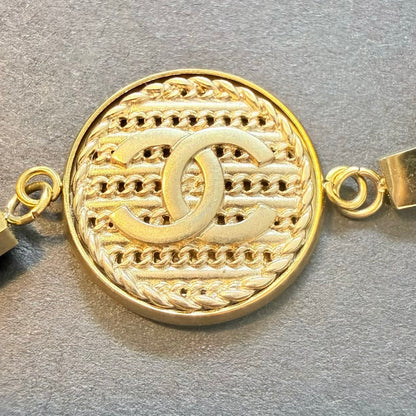 Detalle del botón CHANEL recuperado en collar artesanal LEMNOS creada a mano por EOS UPCYCLING