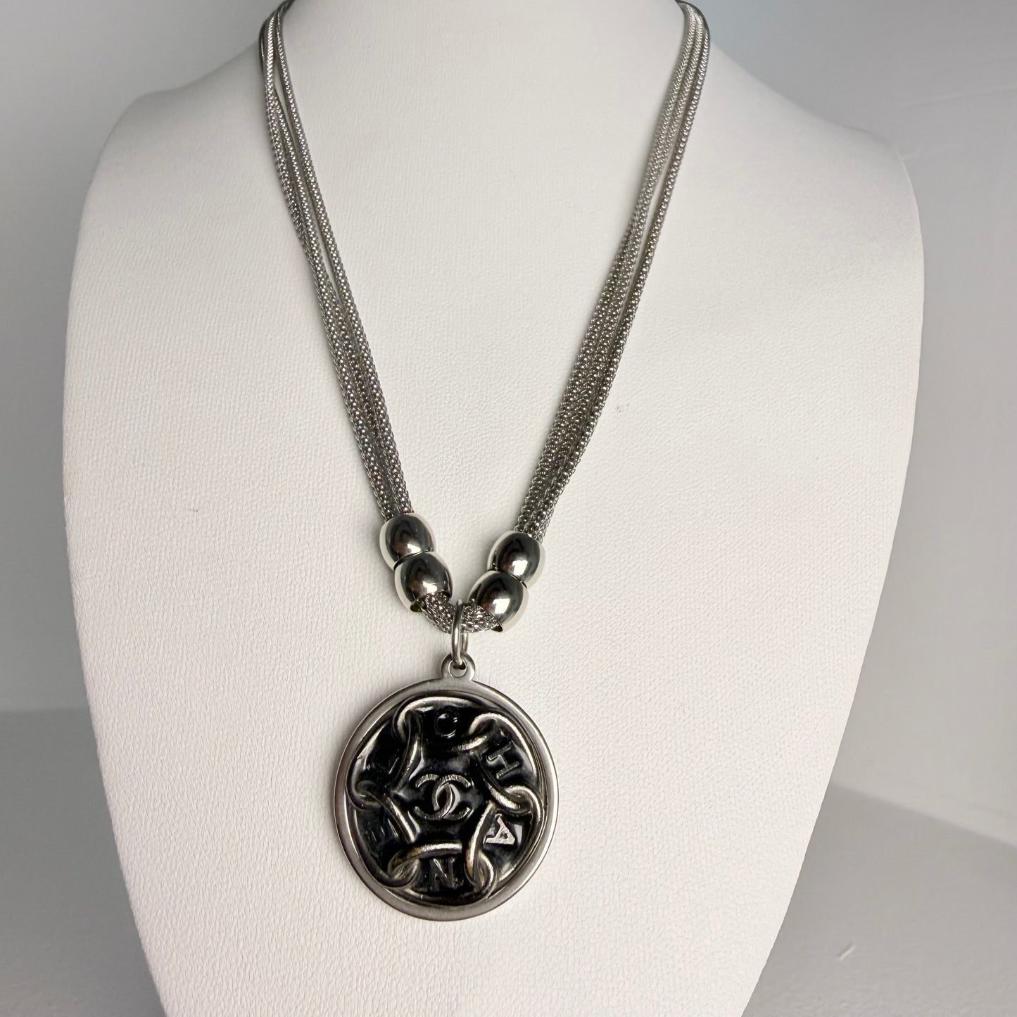 Joya artesanal EOS UPCYCLING, elegante y sostenible. Un regalo personalizado y original para una mujer con estilo. 