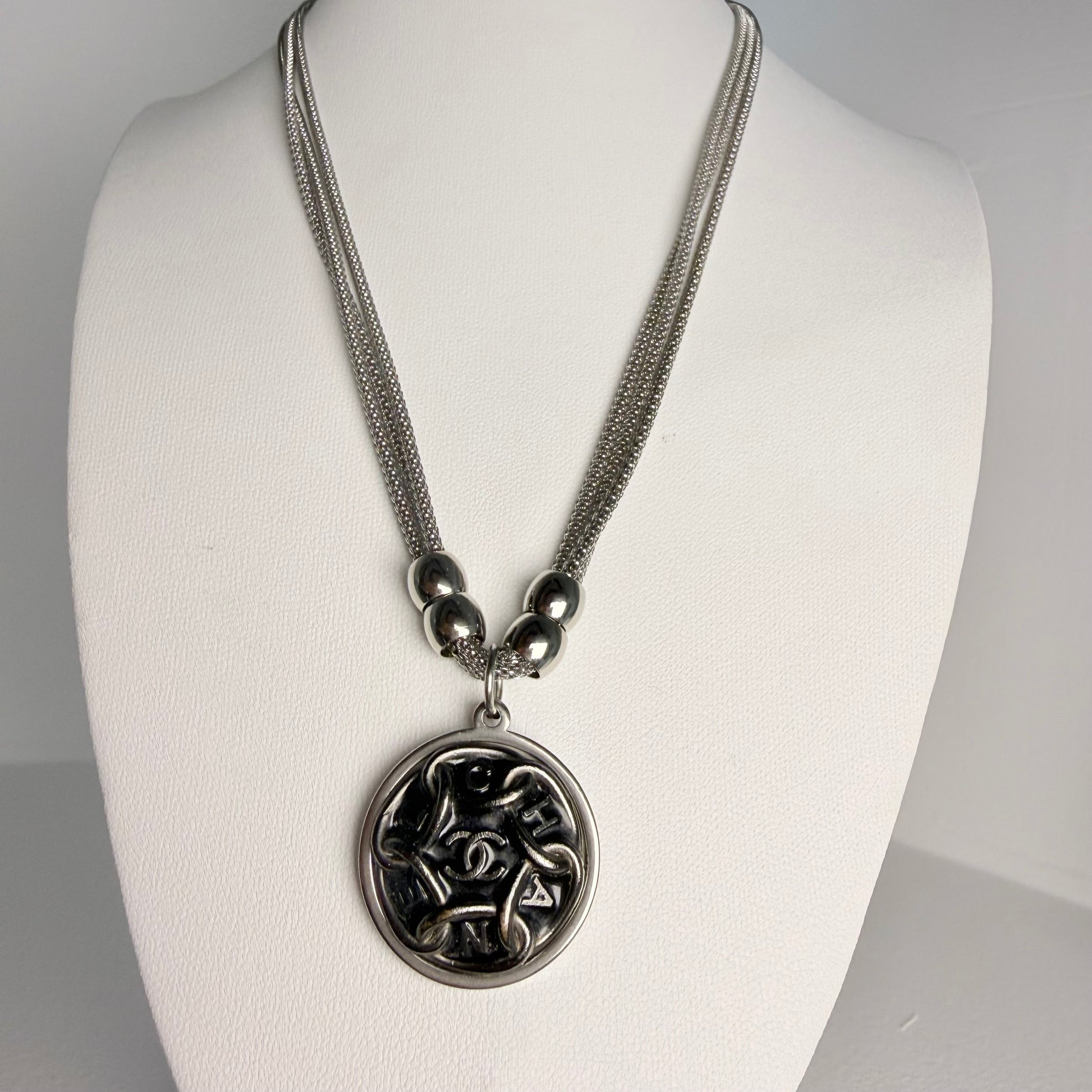 Joya artesanal EOS UPCYCLING, elegante y sostenible. Un regalo personalizado y original para una mujer con estilo. 
