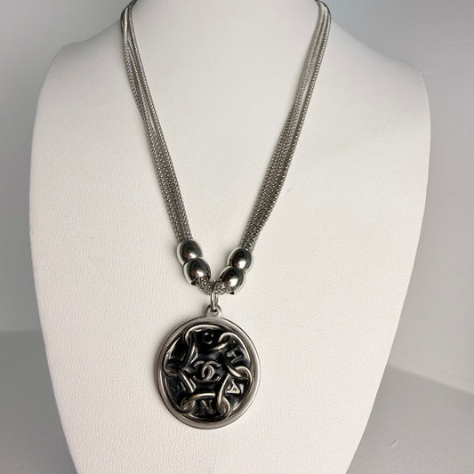Joya artesanal EOS UPCYCLING, elegante y sostenible. Un regalo personalizado y original para una mujer con estilo. 