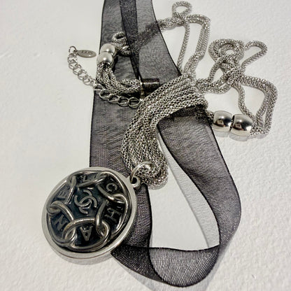 Tres cadenas finas de malla redondeada entrelazadas en collar artesanal LIMOS. 
