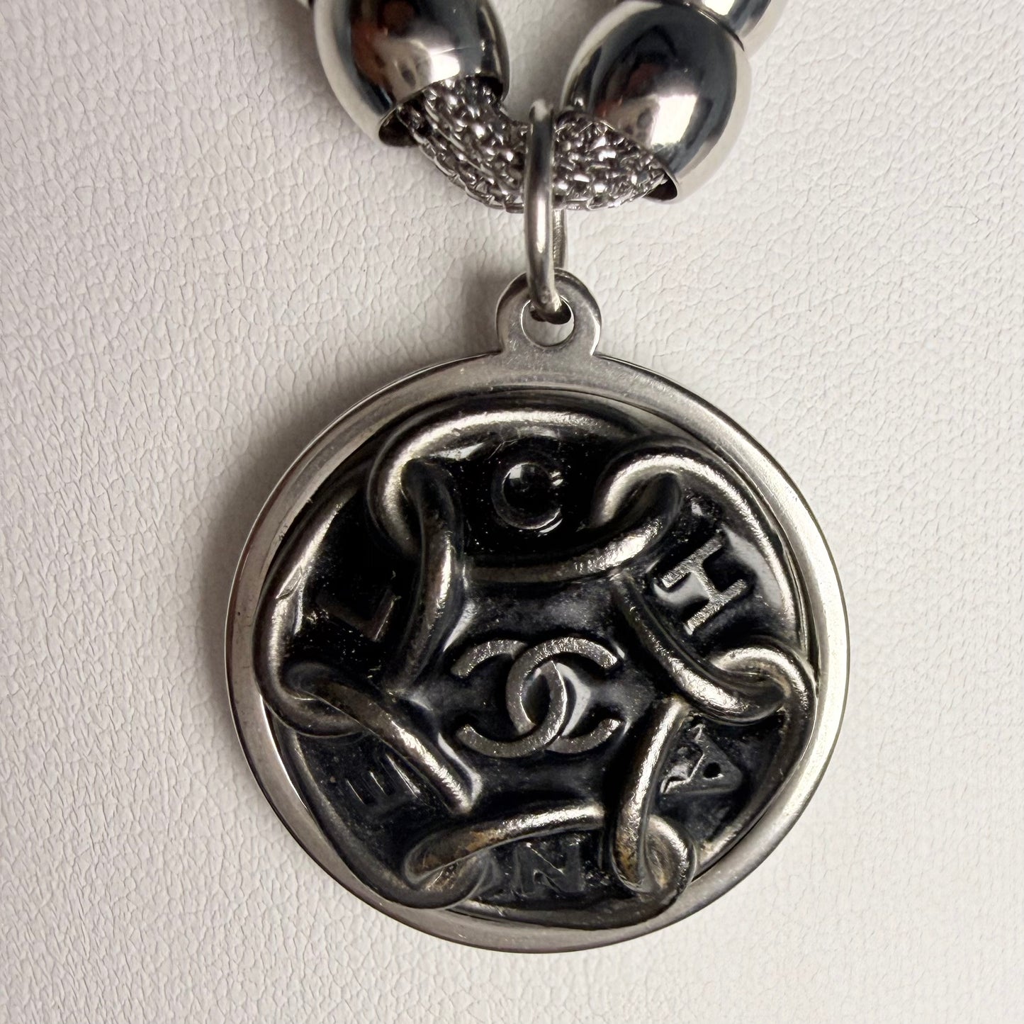 Joya artesanal LIMOS con botón CHANEL recuperado. Un regalo original para una mujer con estilo. 
