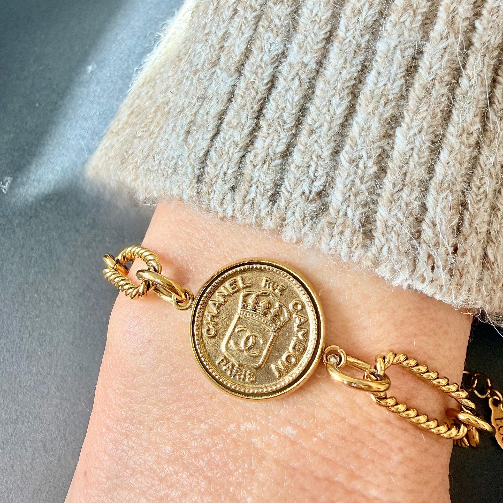 Joya artesanal EOS UPCYCLING, elegante y sostenible. Un regalo personalizado y original para una mujer con estilo. 