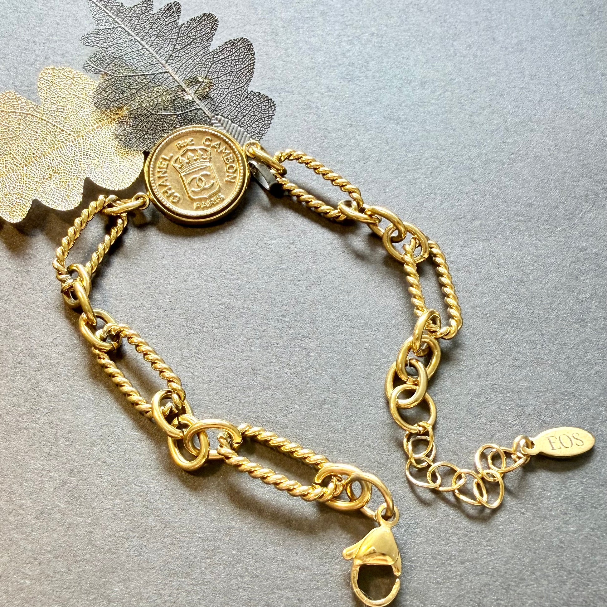 Cadena Fígaro que alterna un eslabón largo con tres eslabones más pequeños en collar artesanal LISA, hecho a mano por EOS UPCYCLING. 