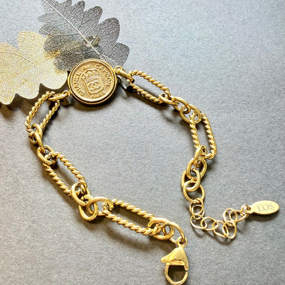 Cadena Fígaro que alterna un eslabón largo con tres eslabones más pequeños en collar artesanal LISA, hecho a mano por EOS UPCYCLING. 