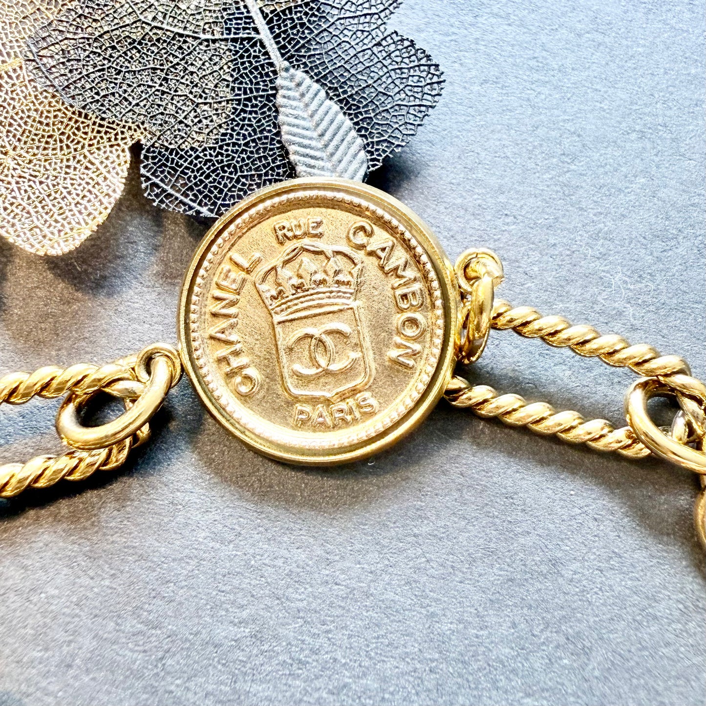 Pulsera artesanal LISA, pieza única hecha a mano. Un regalo personalizado y original para una mujer con estilo elegante. 