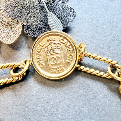 Pulsera artesanal LISA, pieza única hecha a mano. Un regalo personalizado y original para una mujer con estilo elegante. 