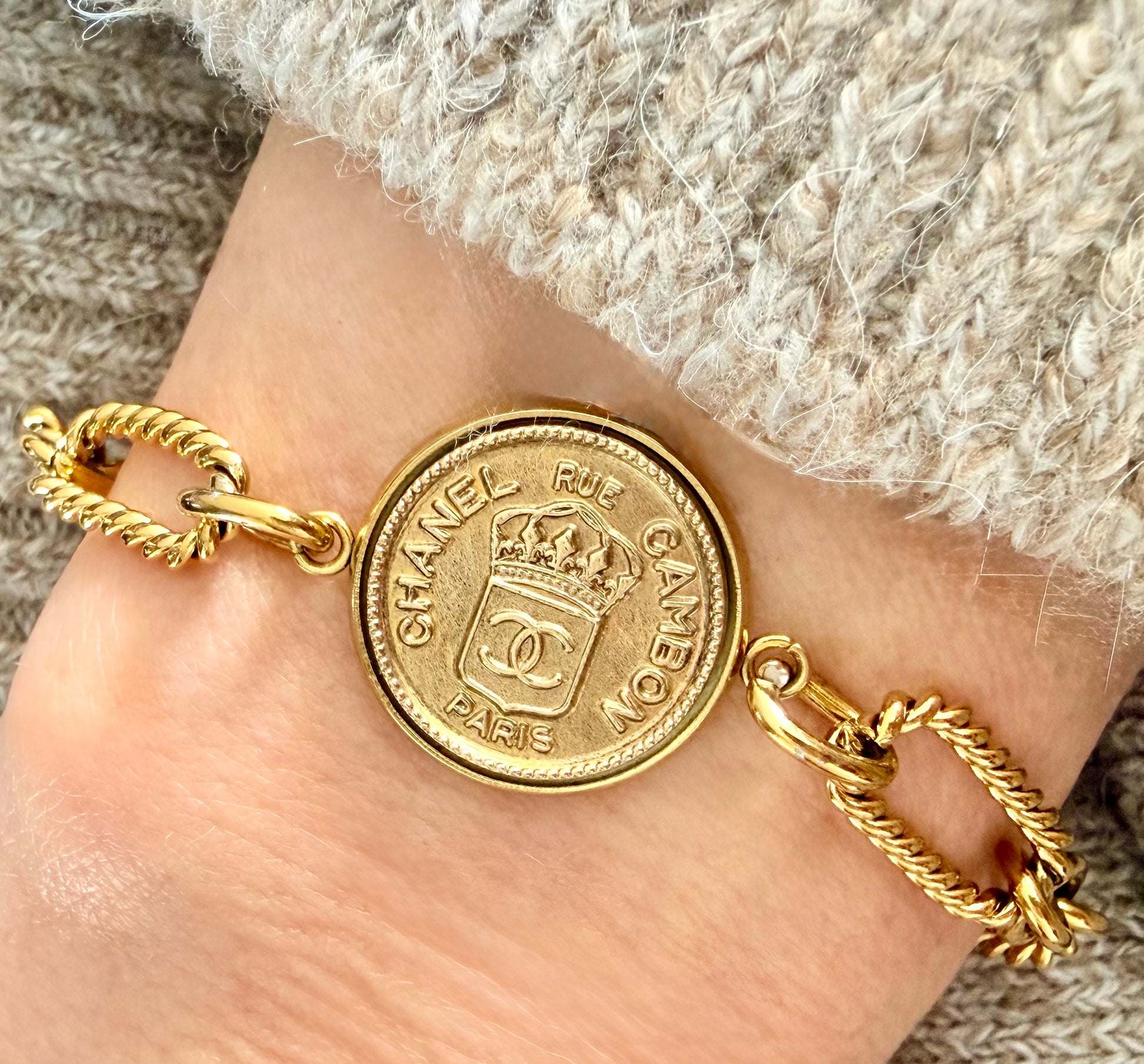 Joya artesanal sostenible con botón CHANEL reciclado