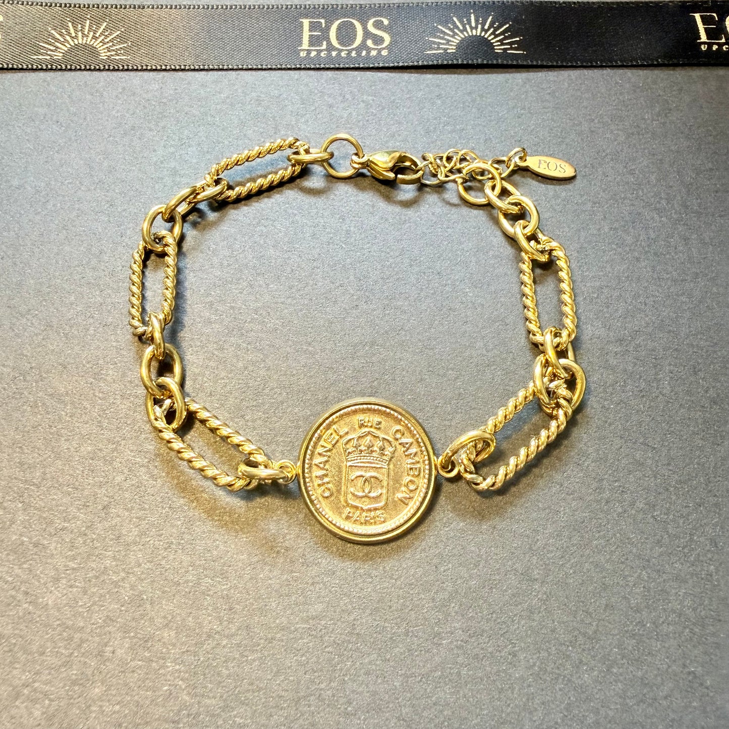 Pulsera artesanal EOS UPCYCLING  hecho a mano con botón reciclado de marca de lujo.