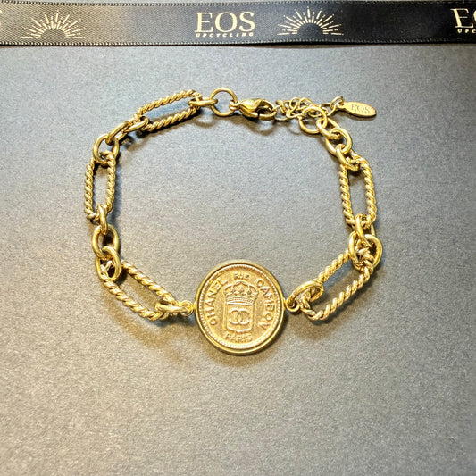 Pulsera artesanal EOS UPCYCLING  hecho a mano con botón reciclado de marca de lujo.