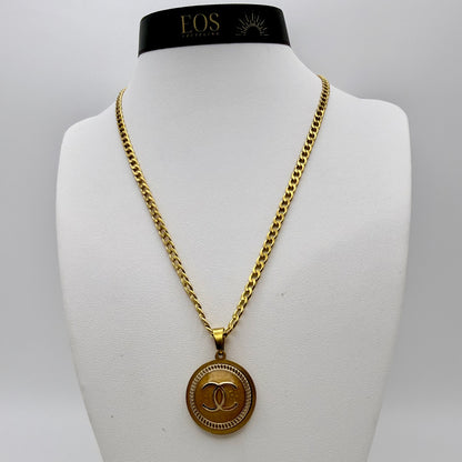 Joya artesanal sostenible con botón CHANEL reciclado.