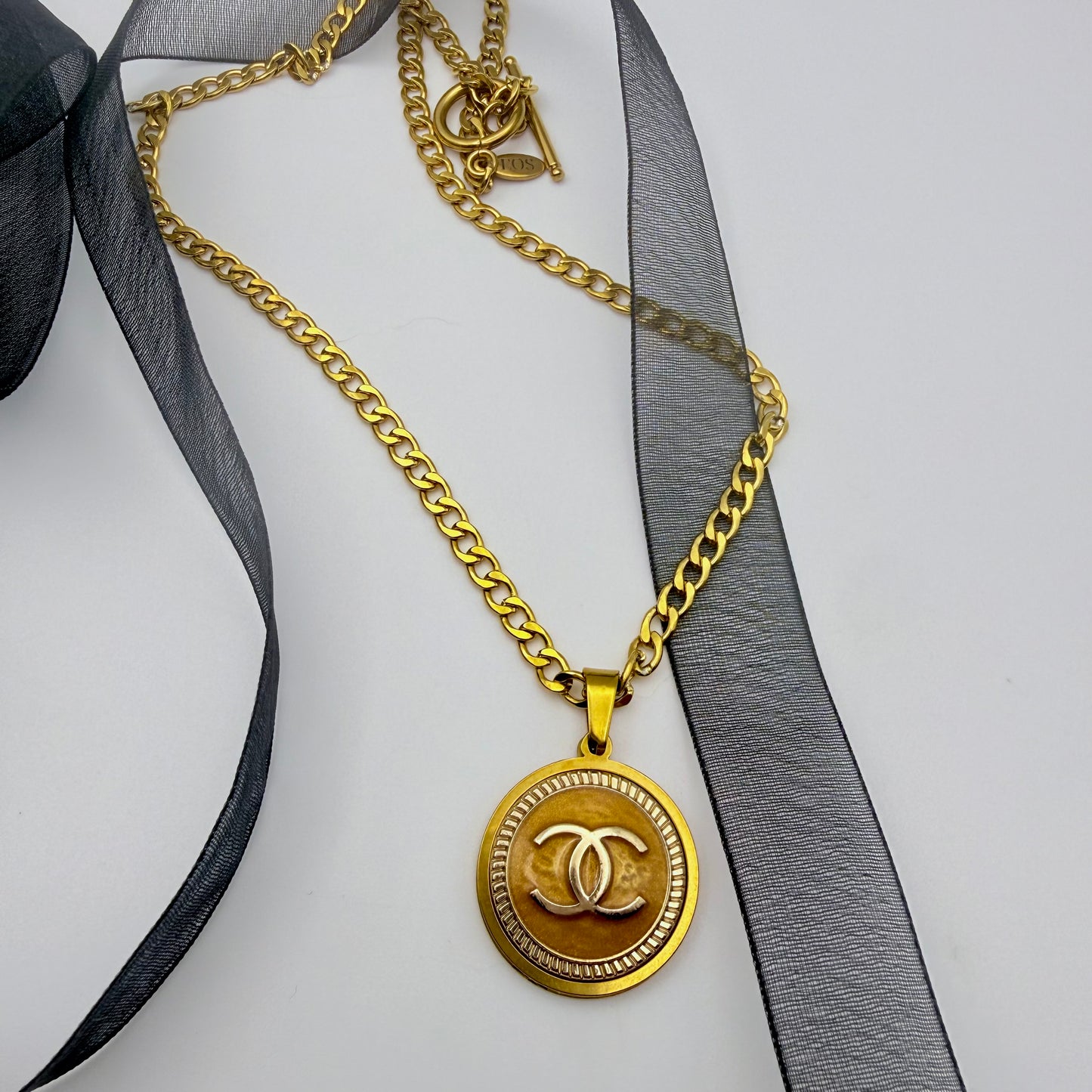 Collar artesanal EOS UPCYCLING  hecho a mano con botón de marca de lujo recuperado.