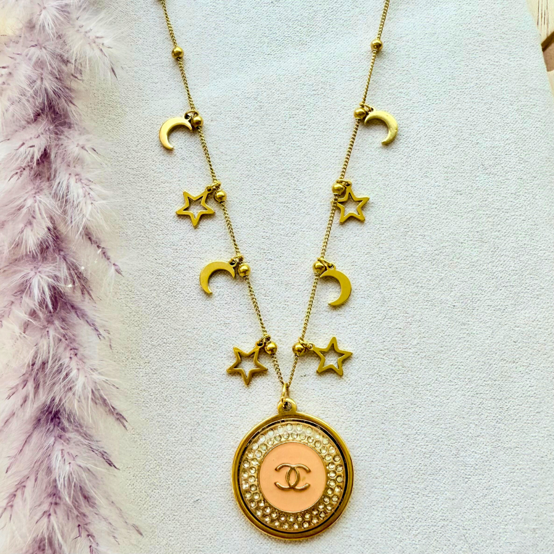 Cadena con bolas y con cuentas en forma de sol y luna, en collar artesanal MELINOE, hecho a mano por EOS UPCYCLING.
