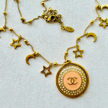 Detalle del botón de alta costura recuperado en collar artesanal MELINOE hecho a mano por EOS UPCYCLING