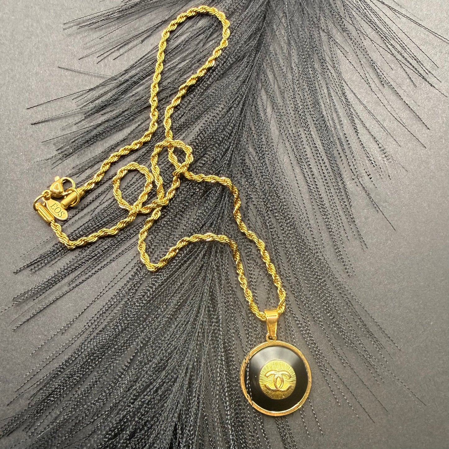 Collar artesanal MILOS hecho a mano con botón CHANEL recuperado
