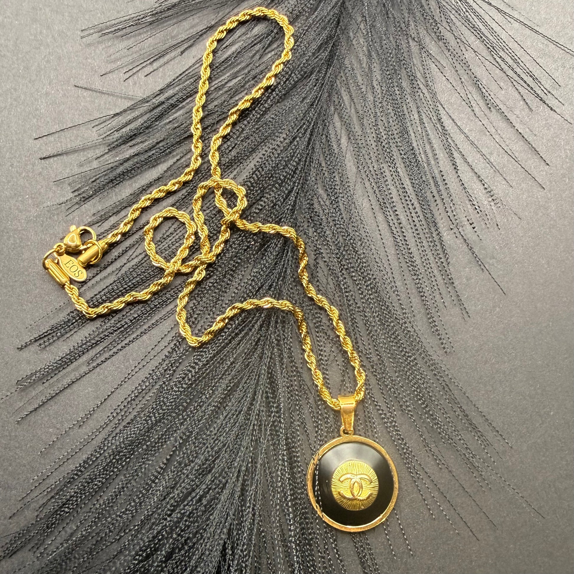 Collar artesanal MILOS hecho a mano con botón CHANEL recuperado
