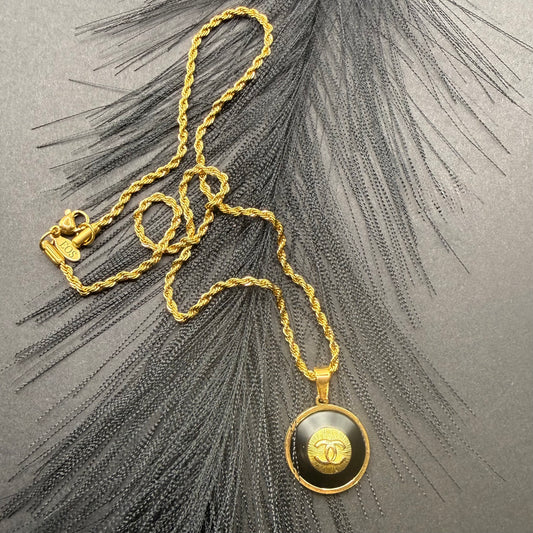 Collar artesanal MILOS hecho a mano con botón CHANEL recuperado
