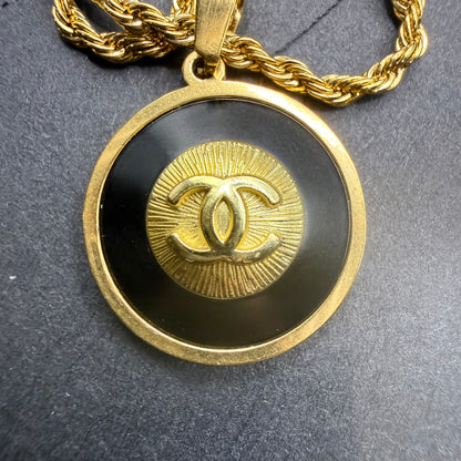 Detalle del botón CHANEL en collar artesanal MILOS